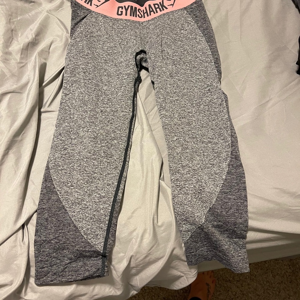 Gym shark leggings